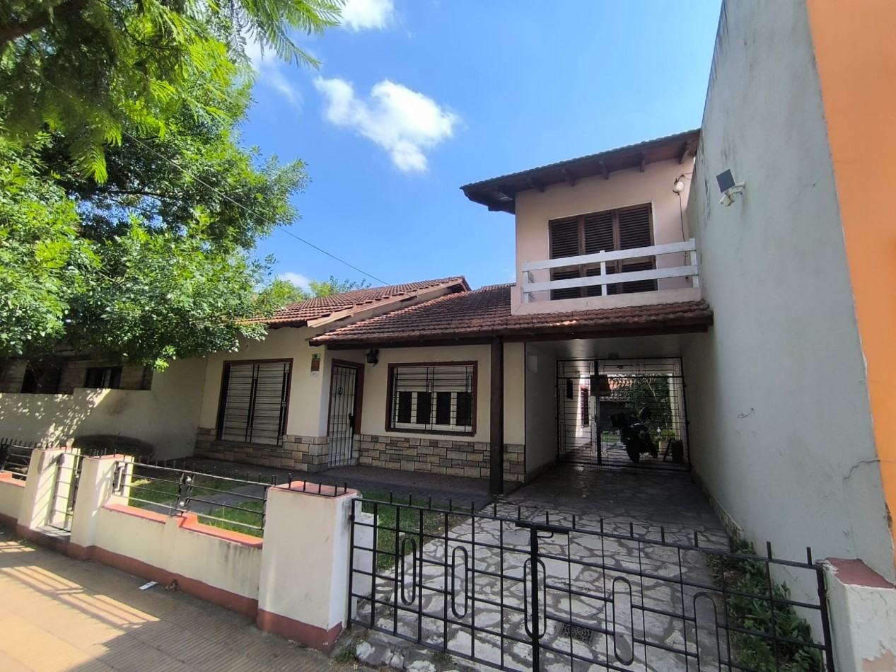 VENTA CASA 4 AMBIENTES CON ENTRADA DE AUTO PARQUE Y PARRILLA - APTO CREDITO