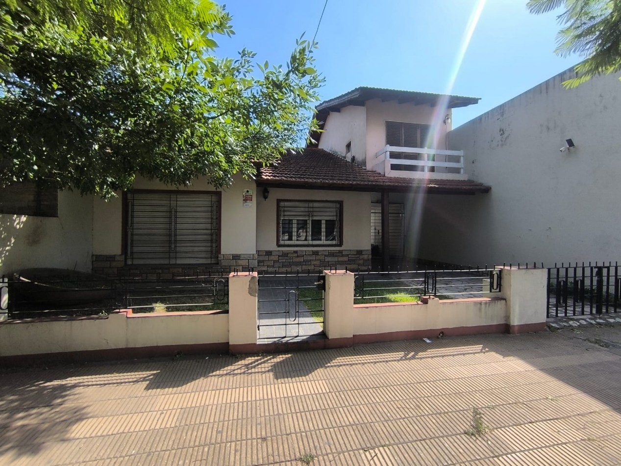 VENTA CASA 4 AMBIENTES CON ENTRADA DE AUTO PARQUE Y PARRILLA - APTO CREDITO