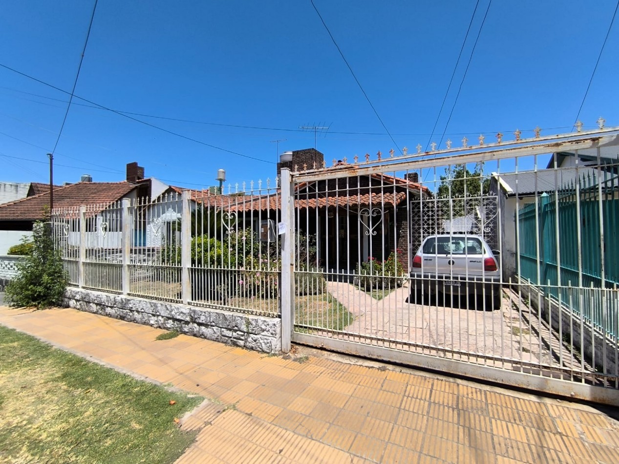 VENTA CASA 3 AMBIENTES CON ENTRADA DE AUTO PATIO PARRILLA