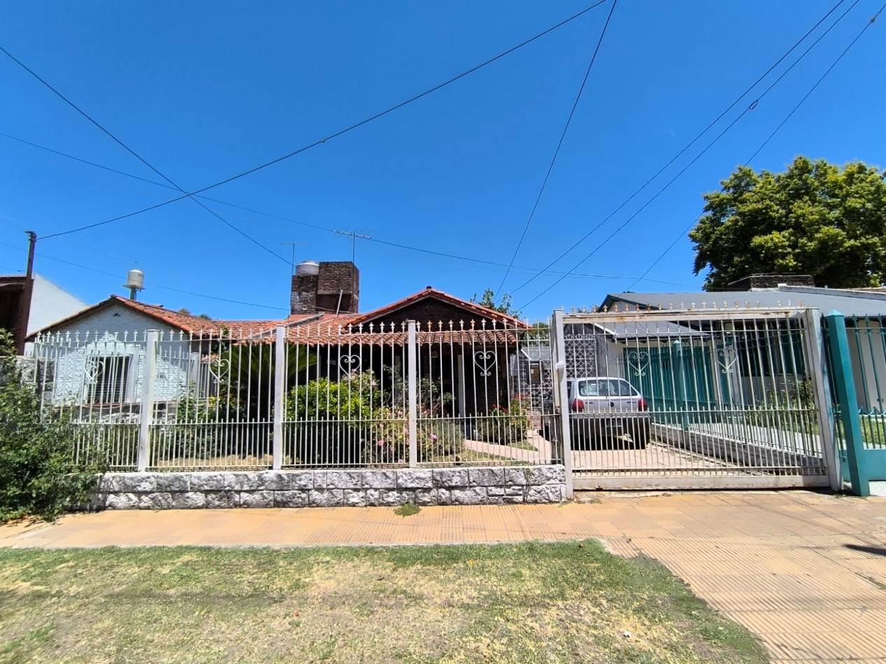 VENTA CASA 3 AMBIENTES CON ENTRADA DE AUTO PATIO PARRILLA