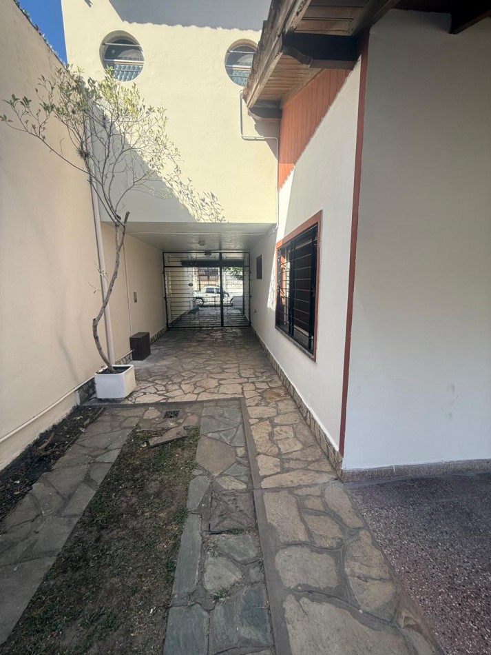 VENTA CASA 4 AMBIENTES CON ENTRADA DE AUTO PARQUE Y PARRILLA - APTO CREDITO