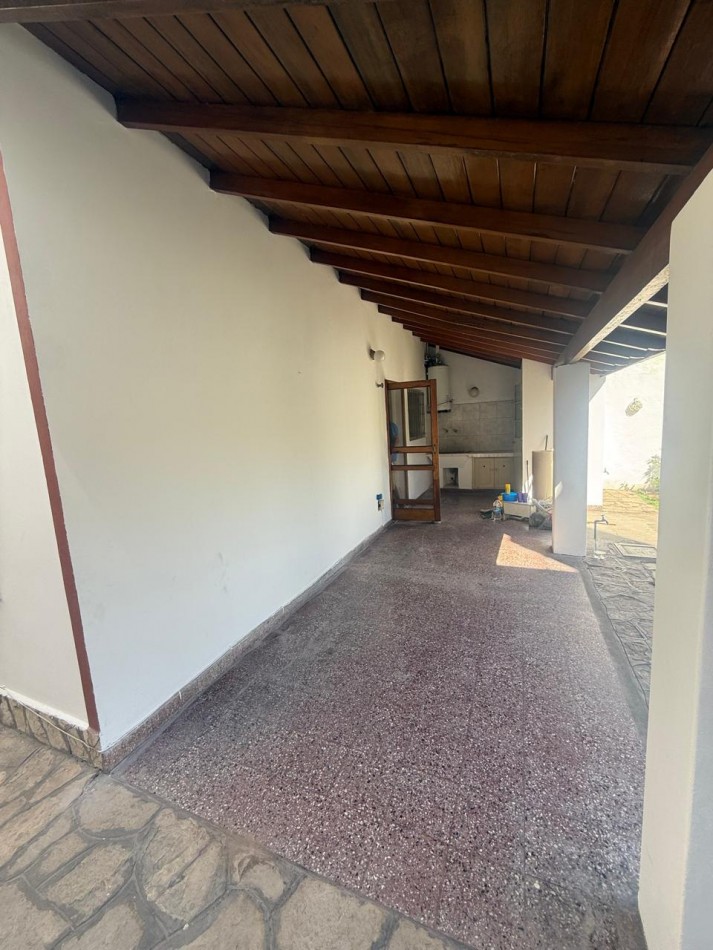 VENTA CASA 4 AMBIENTES CON ENTRADA DE AUTO PARQUE Y PARRILLA - APTO CREDITO