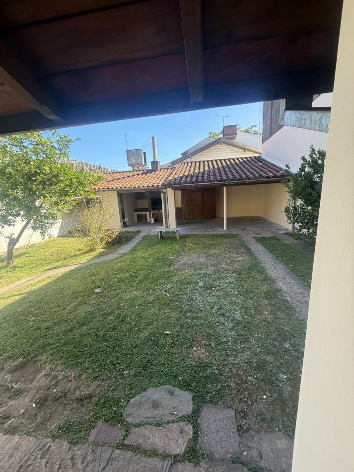 VENTA CASA 4 AMBIENTES CON ENTRADA DE AUTO PARQUE Y PARRILLA - APTO CREDITO