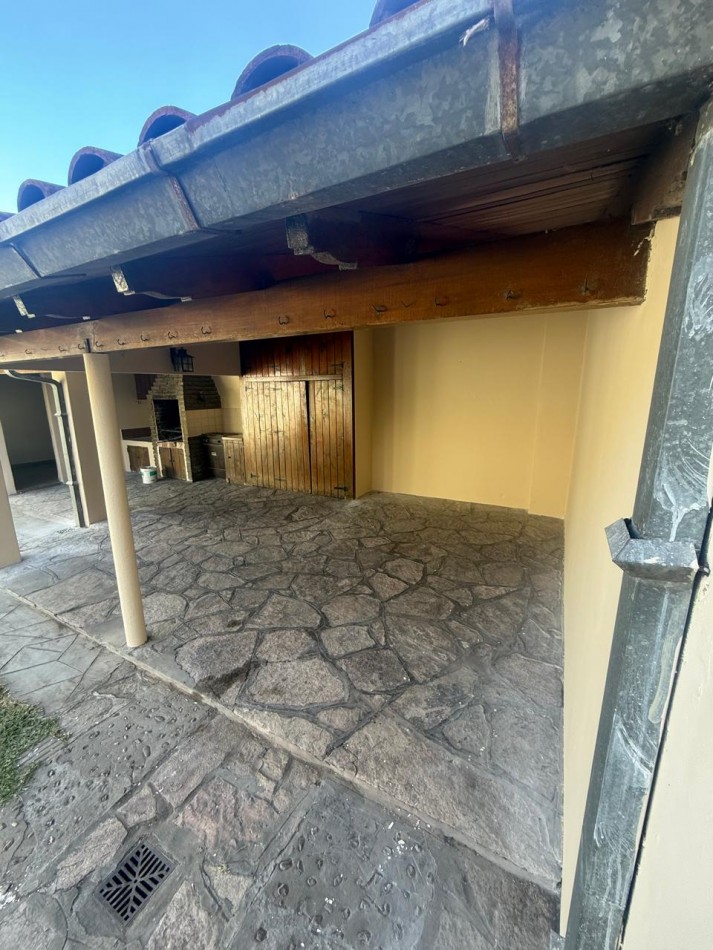 VENTA CASA 4 AMBIENTES CON ENTRADA DE AUTO PARQUE Y PARRILLA - APTO CREDITO