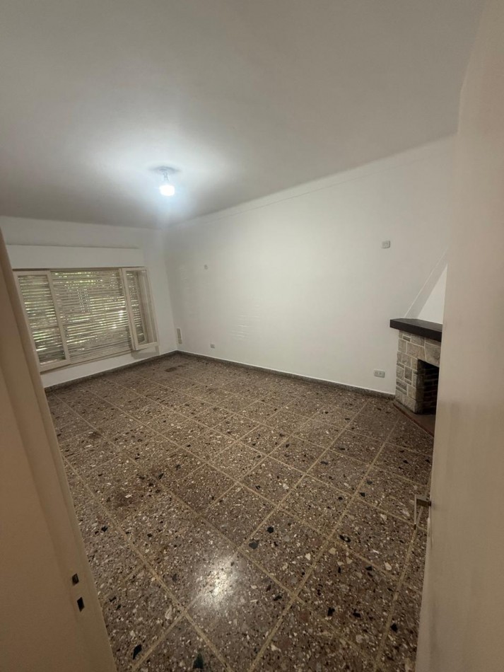 VENTA CASA 4 AMBIENTES CON ENTRADA DE AUTO PARQUE Y PARRILLA - APTO CREDITO