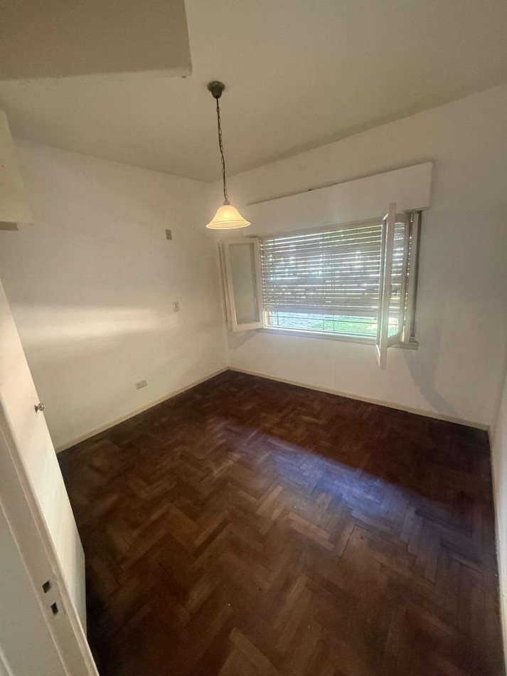 VENTA CASA 4 AMBIENTES CON ENTRADA DE AUTO PARQUE Y PARRILLA - APTO CREDITO