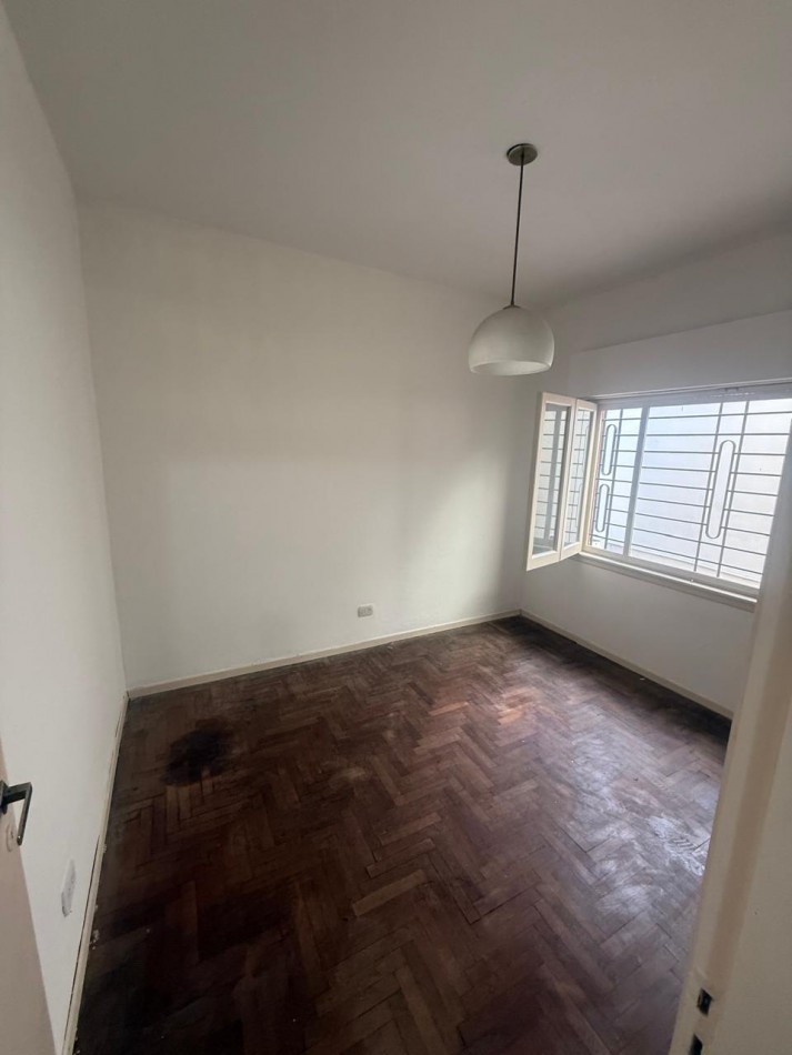 VENTA CASA 4 AMBIENTES CON ENTRADA DE AUTO PARQUE Y PARRILLA - APTO CREDITO