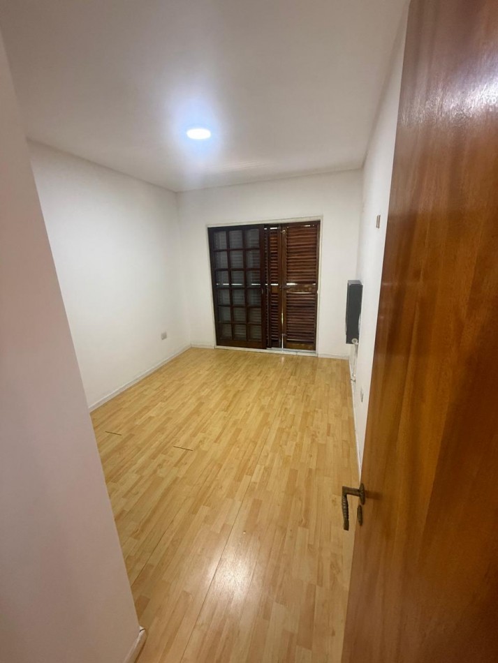 VENTA CASA 4 AMBIENTES CON ENTRADA DE AUTO PARQUE Y PARRILLA - APTO CREDITO