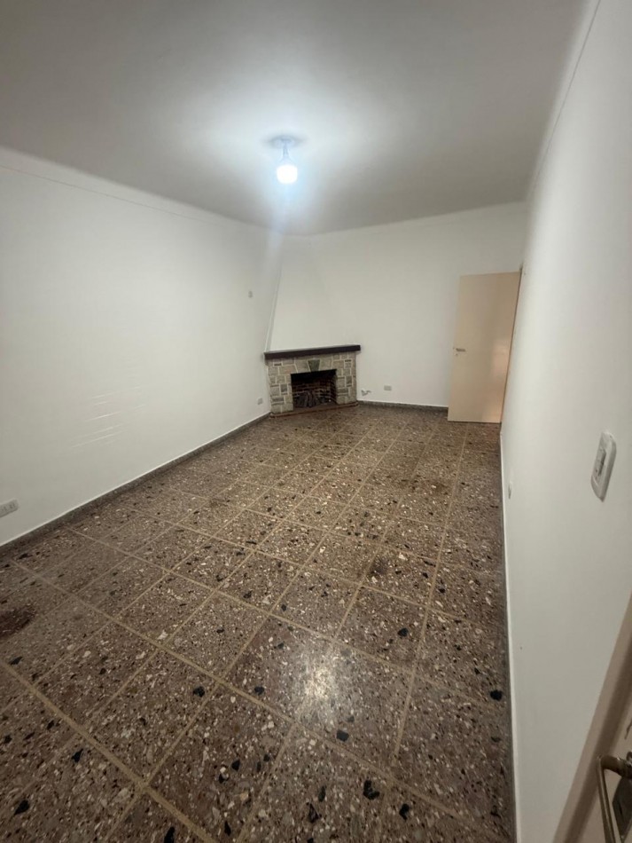 VENTA CASA 4 AMBIENTES CON ENTRADA DE AUTO PARQUE Y PARRILLA - APTO CREDITO