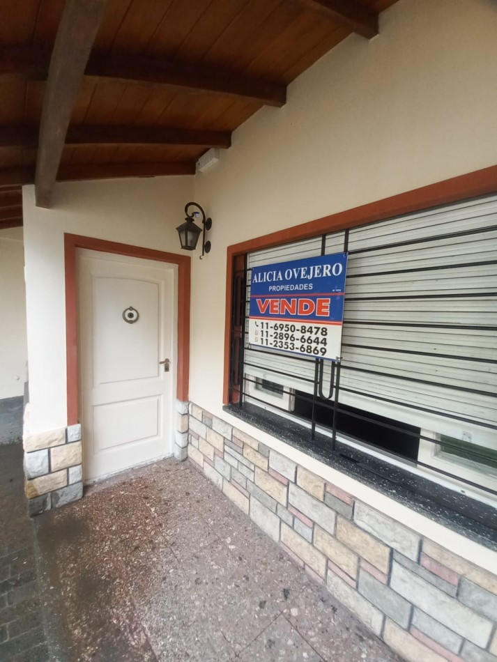 VENTA CASA 4 AMBIENTES CON ENTRADA DE AUTO PARQUE Y PARRILLA - APTO CREDITO