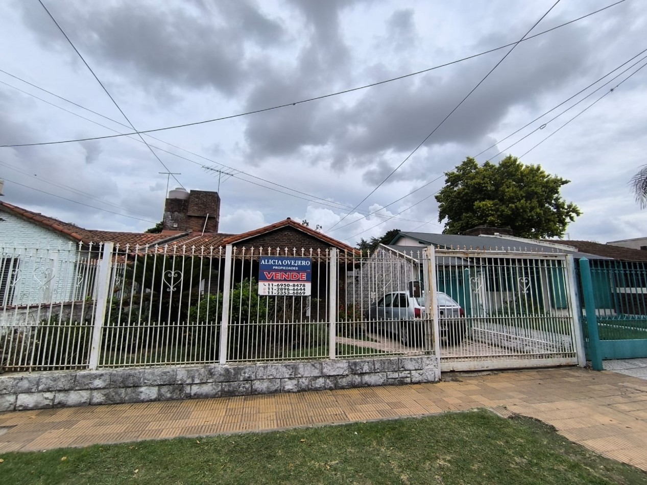 VENTA CASA 3 AMBIENTES CON ENTRADA DE AUTO PATIO PARRILLA