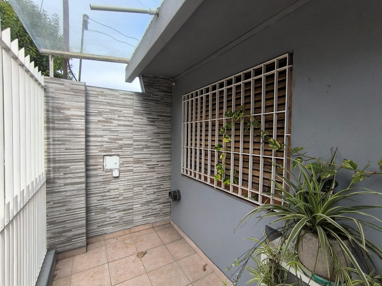 VENTA CASA 3 AMBIENTE CON PATIO Y COCHERA VILLA DE MAYO