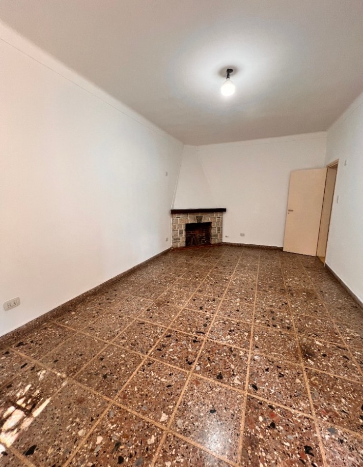 VENTA CASA 4 AMBIENTES CON ENTRADA DE AUTO PARQUE Y PARRILLA - APTO CREDITO