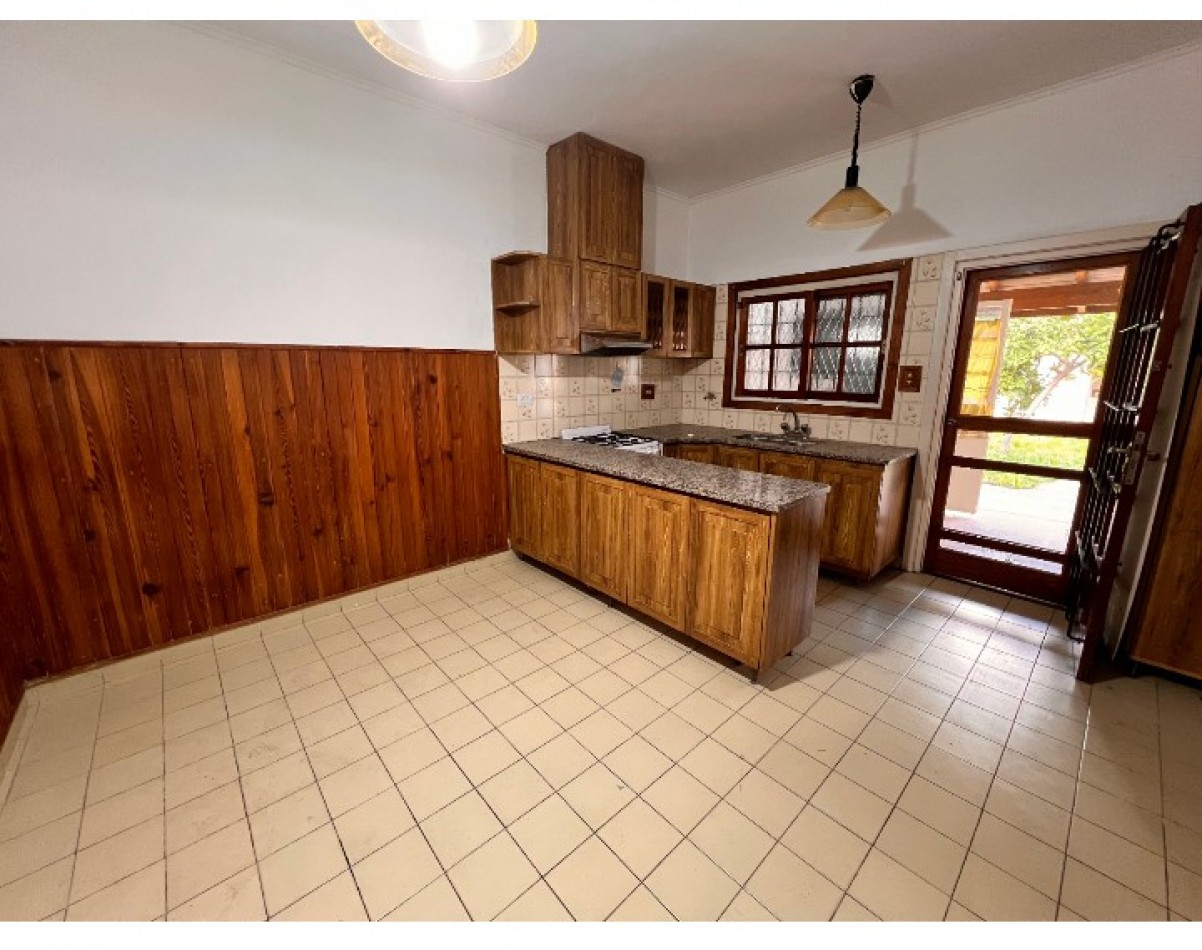 VENTA CASA 4 AMBIENTES CON ENTRADA DE AUTO PARQUE Y PARRILLA - APTO CREDITO