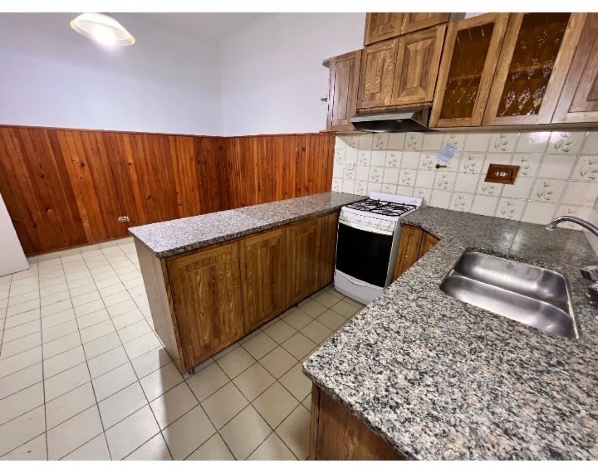 VENTA CASA 4 AMBIENTES CON ENTRADA DE AUTO PARQUE Y PARRILLA - APTO CREDITO