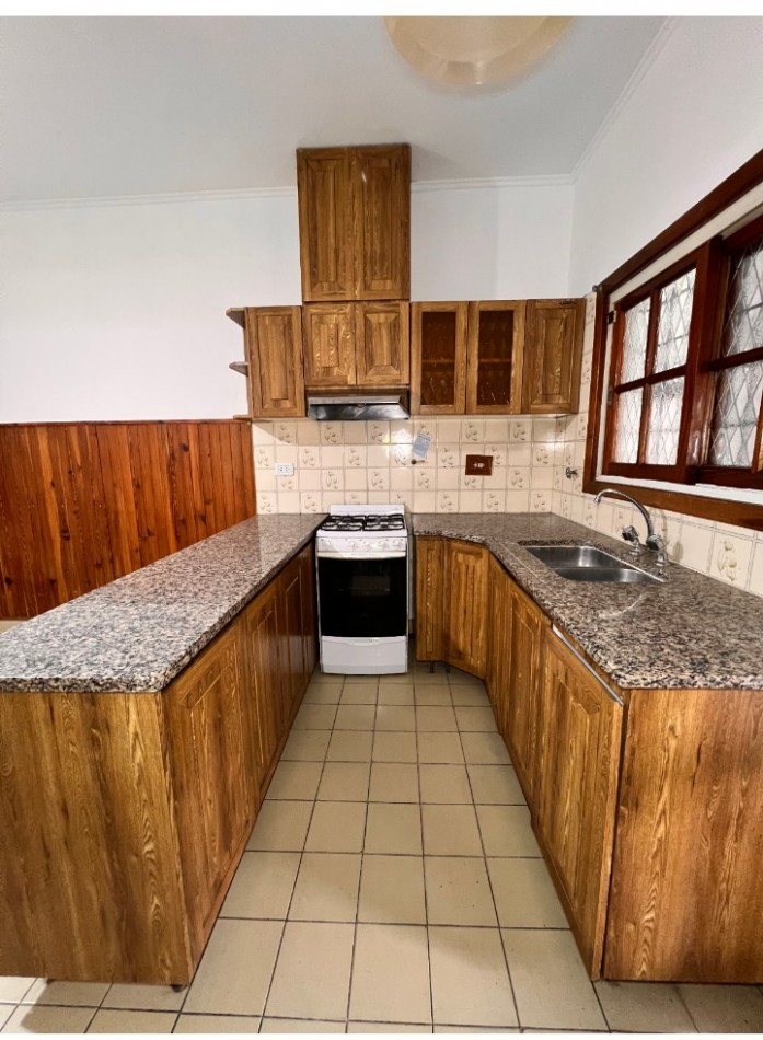 VENTA CASA 4 AMBIENTES CON ENTRADA DE AUTO PARQUE Y PARRILLA - APTO CREDITO