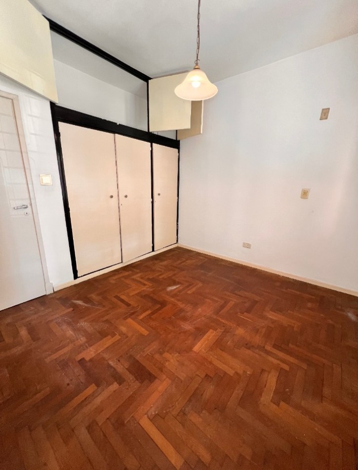 VENTA CASA 4 AMBIENTES CON ENTRADA DE AUTO PARQUE Y PARRILLA - APTO CREDITO