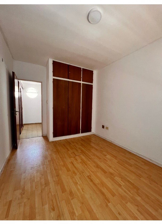 VENTA CASA 4 AMBIENTES CON ENTRADA DE AUTO PARQUE Y PARRILLA - APTO CREDITO