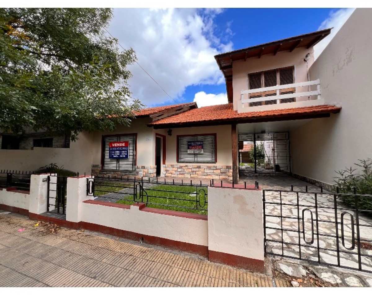 VENTA CASA 4 AMBIENTES CON ENTRADA DE AUTO PARQUE Y PARRILLA - APTO CREDITO