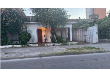 VENTA CASA 3 AMBIENTES CON ENTRADA DE AUTO APTO CREDITO