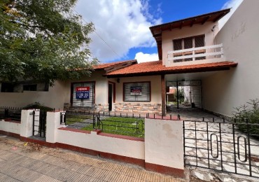 VENTA CASA 4 AMBIENTES CON ENTRADA DE AUTO PARQUE Y PARRILLA - APTO CREDITO